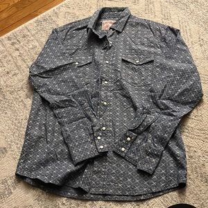 Pattered men’s button down